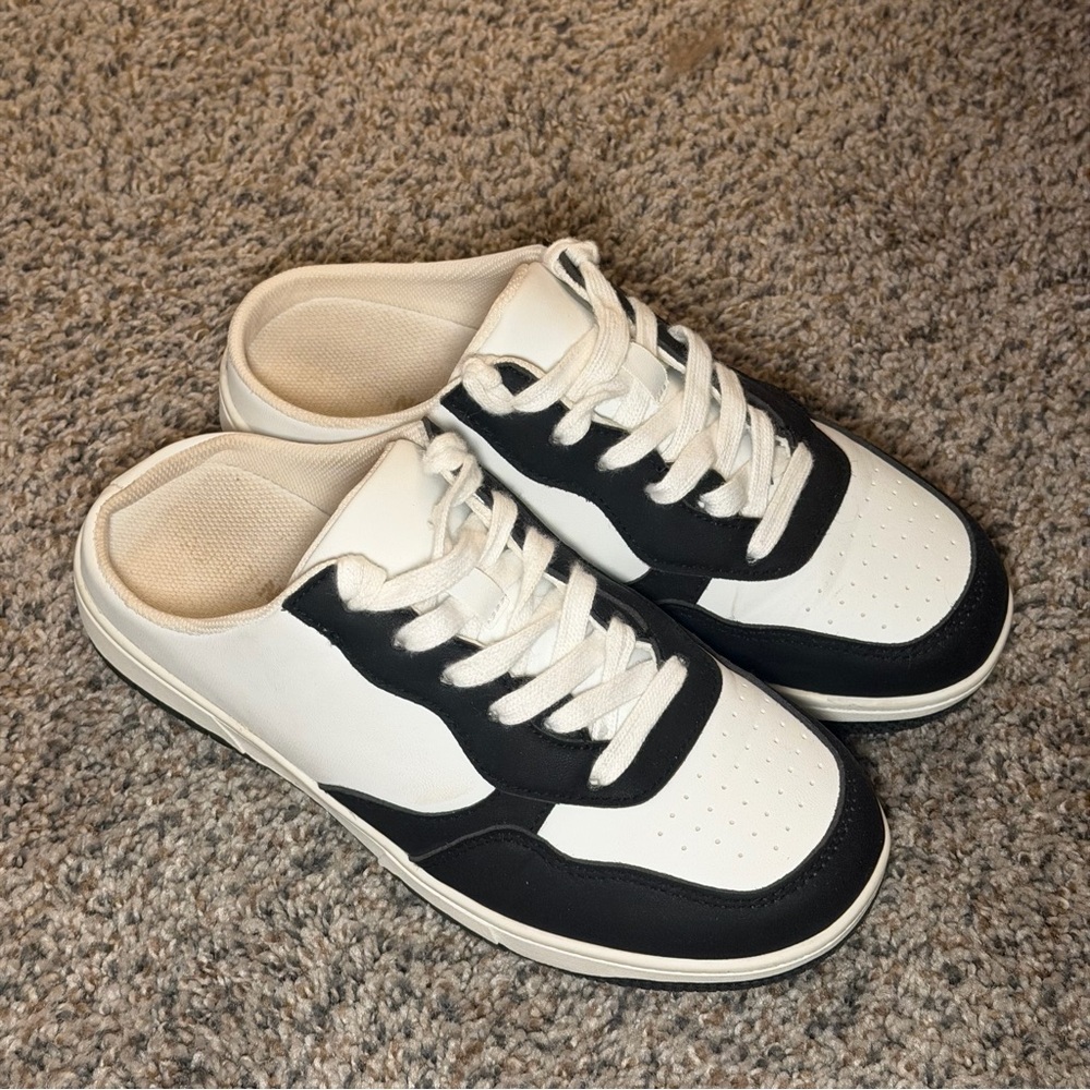 Stylish Black and White Women’s Sneakers